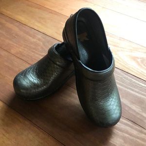 Women’s Dansko XP slip resistant clogs